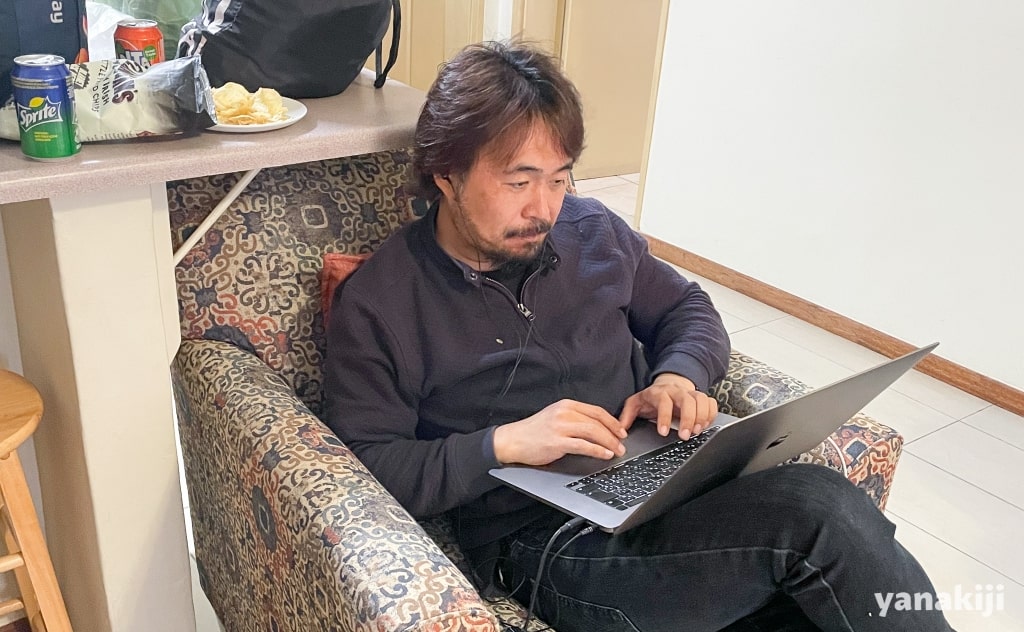 宿で仕事をするきじー
