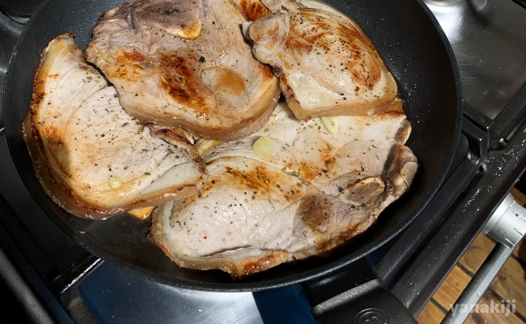 豚肉を焼く