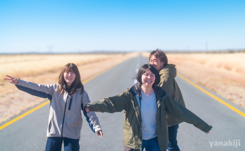 道路ではしゃぐ3人