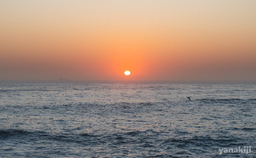 波の音がけっこう激しいわ。スワコプムント(Swakopmund)の夕日