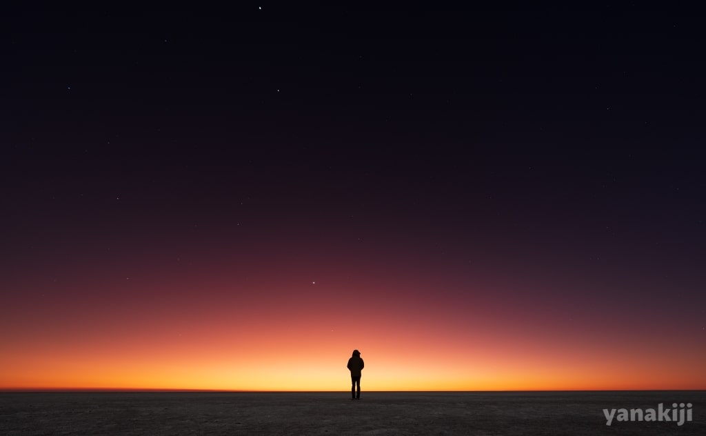マカディカディ塩湖(Makgadikgadi Pan)の夜明けとミーアキャット