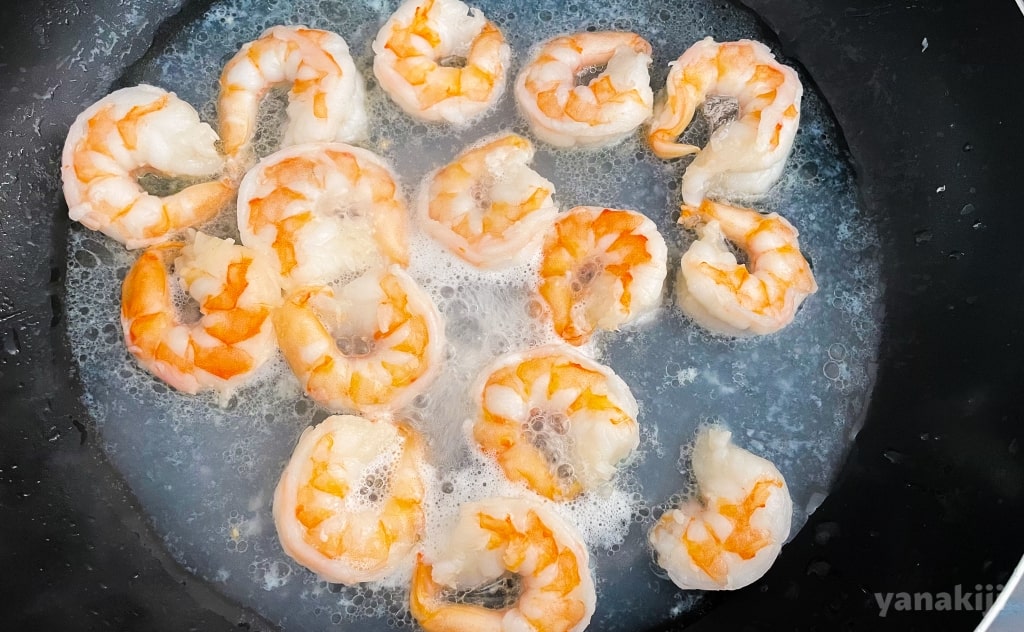 エビを炒める