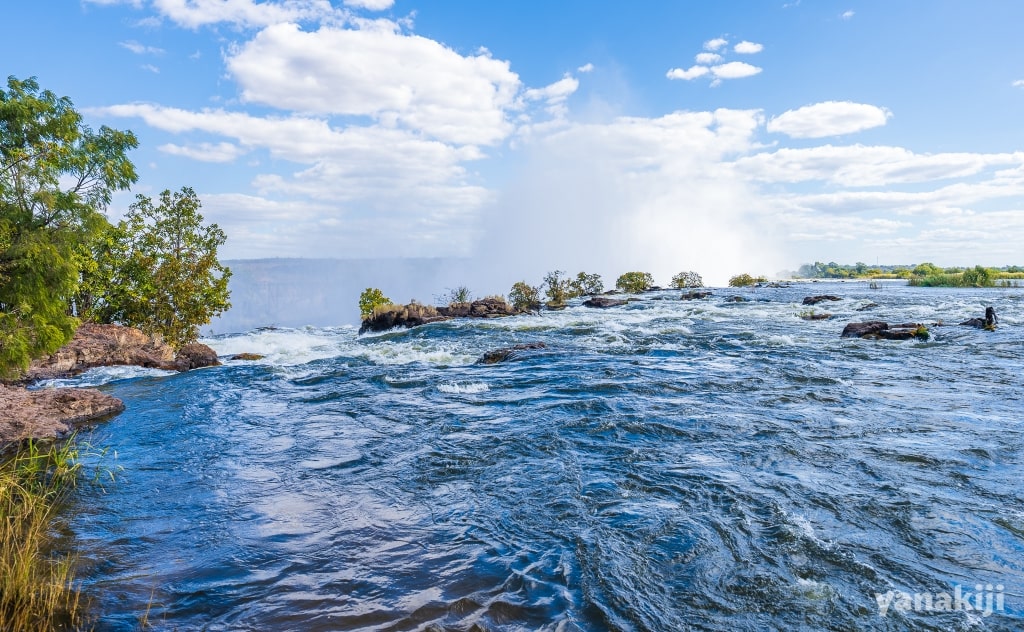 滝の流れと水しぶき