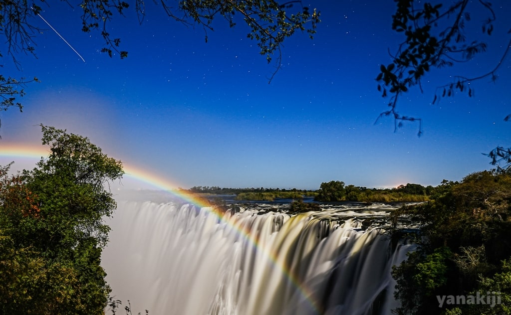 満⽉の夜に虹！？ルナレインボーをビクトリアの滝で激写