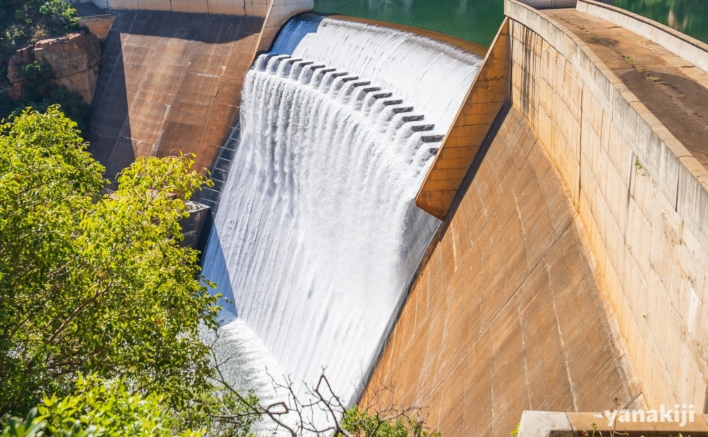 ダムの水