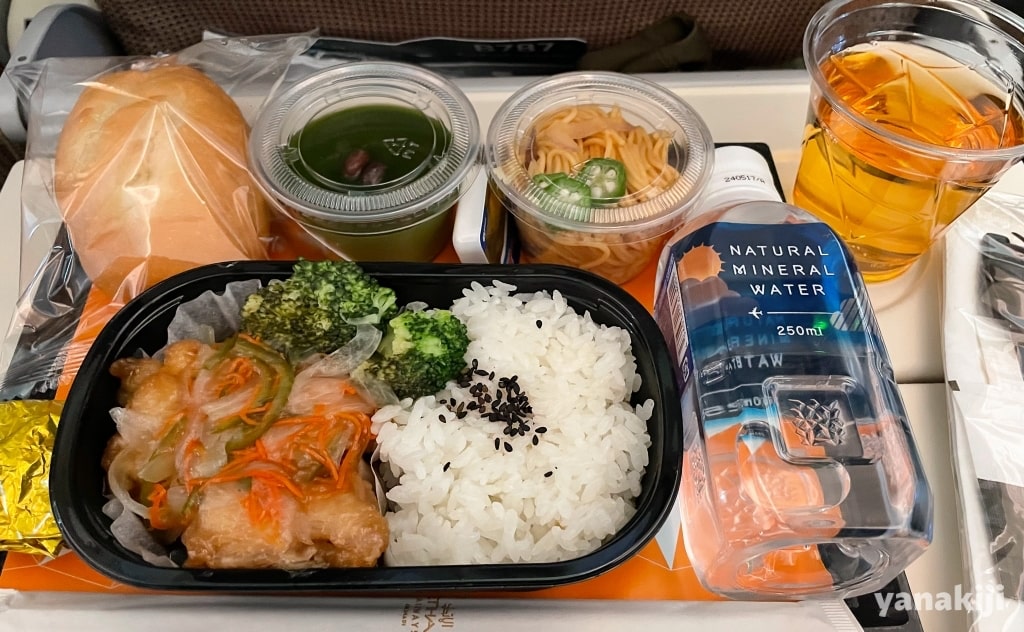 日本→アブダビの夜中の機内食1