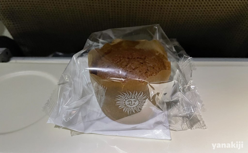 日本→アブダビの夜中の機内食_夜食のカップケーキ