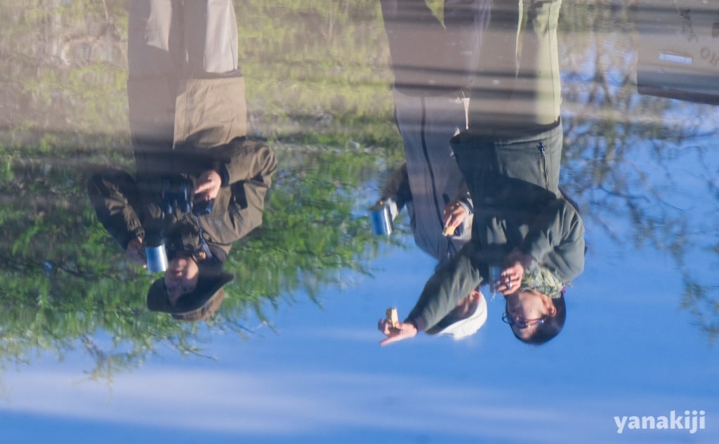 水面に映る3人