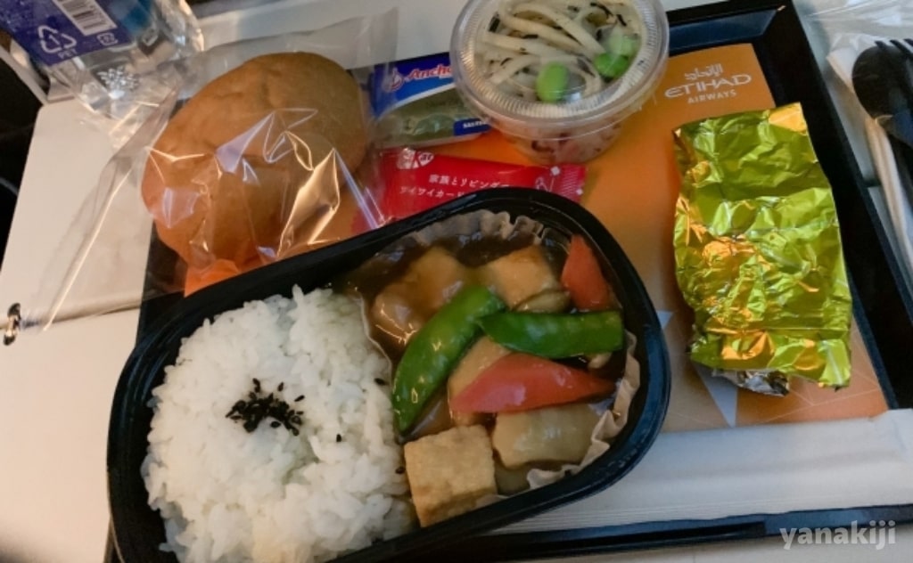 日本→アブダビの夜中の機内食