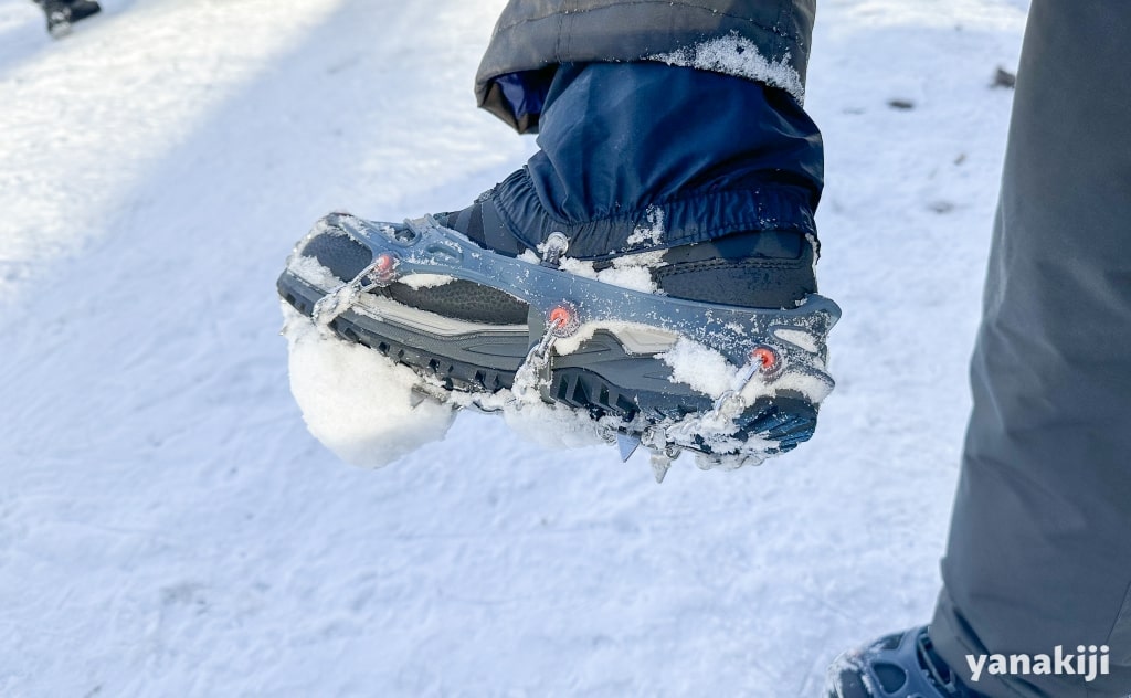 チェーンスパイクに付いた雪