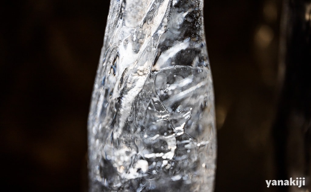 水滴の蓄積によってできた氷筍