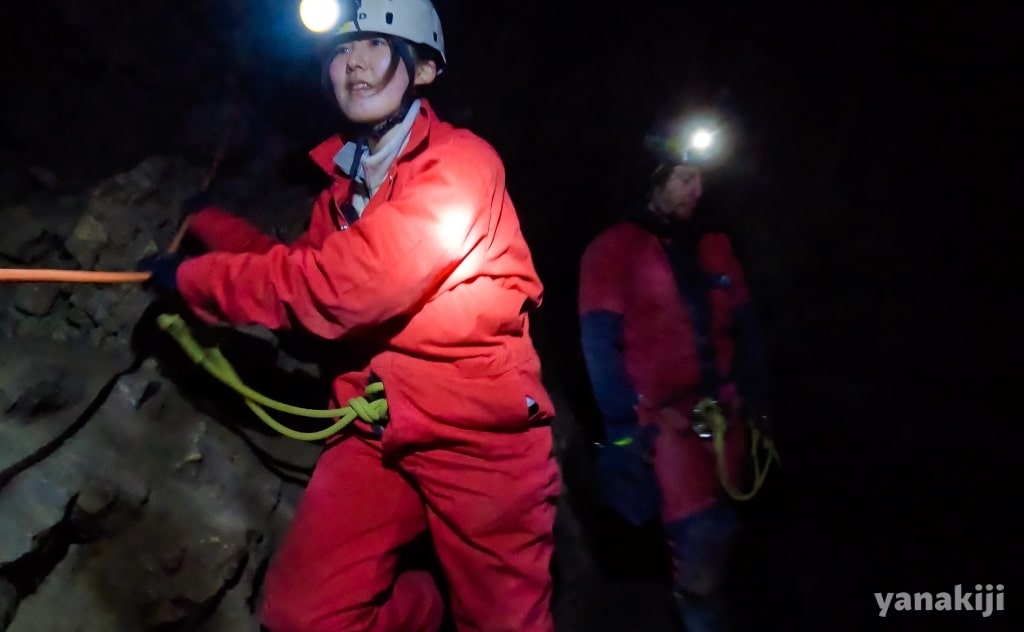 キャンモアのケイブツアーで18mの懸垂下降！エキサイティングな洞窟冒険