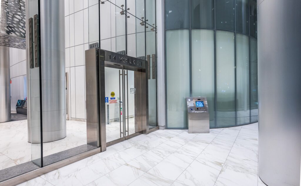 宿泊した高層マンションの入口