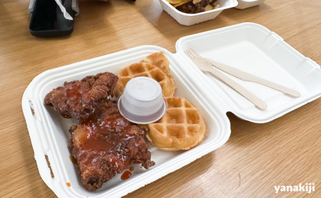The Dirty Bird Chicken & Waffles Expressのホットケーキとチキン