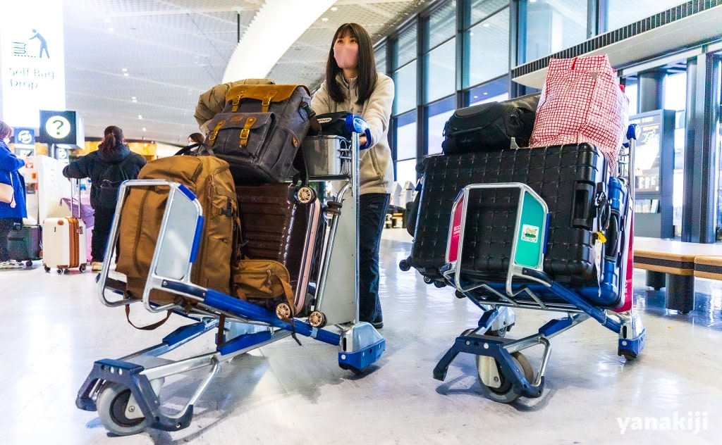 空港内で荷物を運ぶを様子