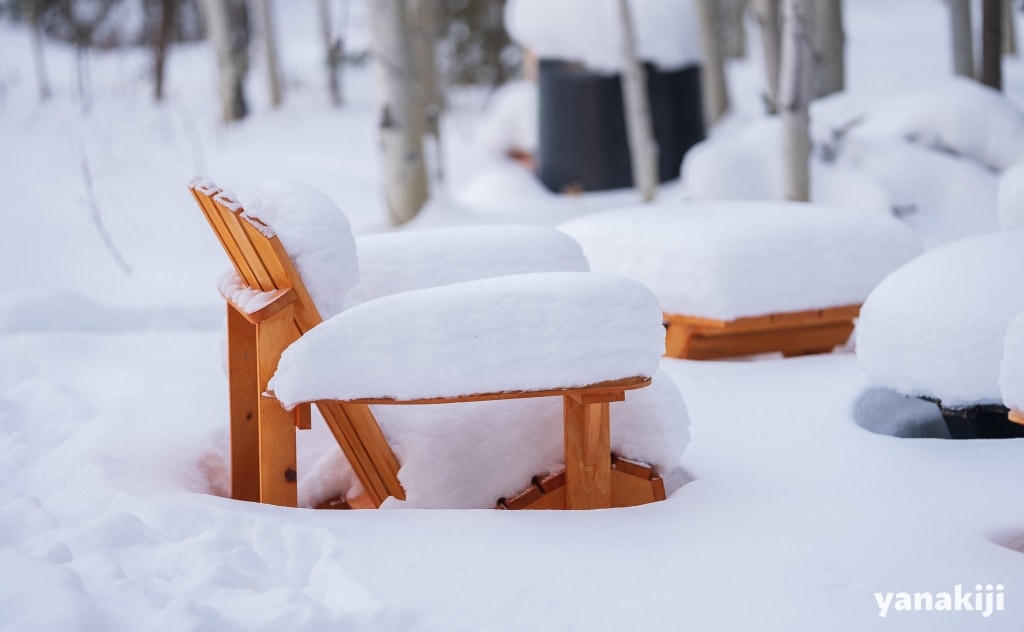 雪が積もった庭の椅子
