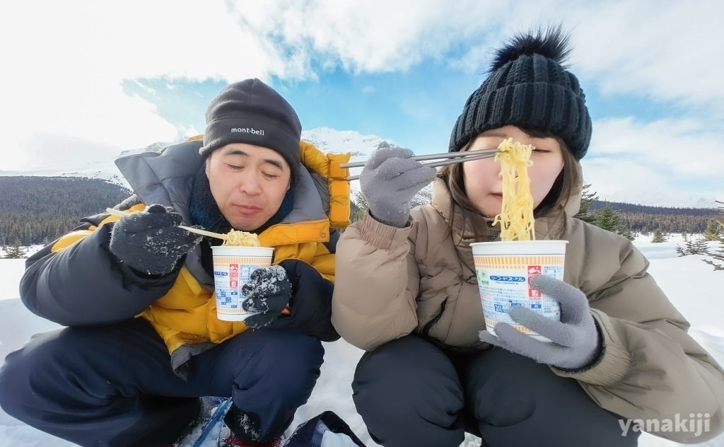 クロウフット氷河でカップラーメンを食べる様子
