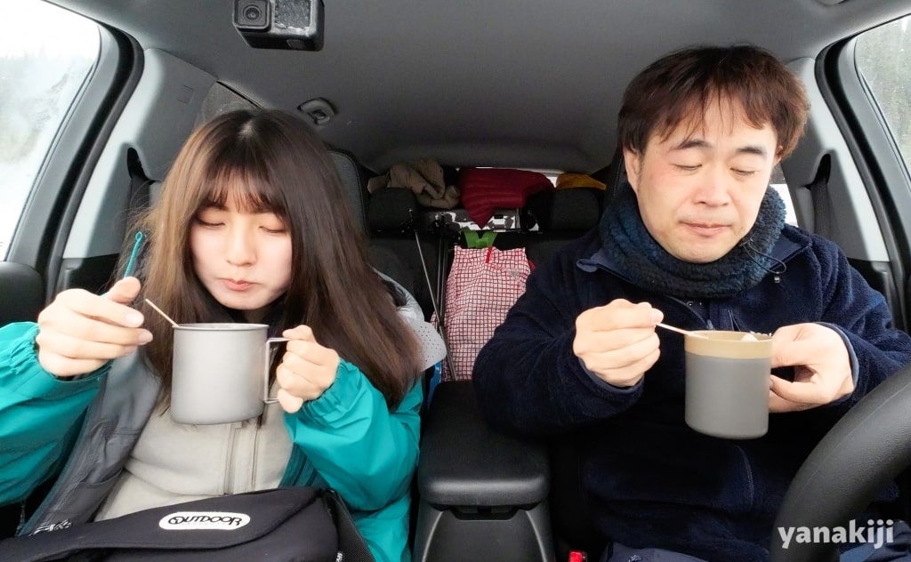 車内でマシュマロココアを飲む様子