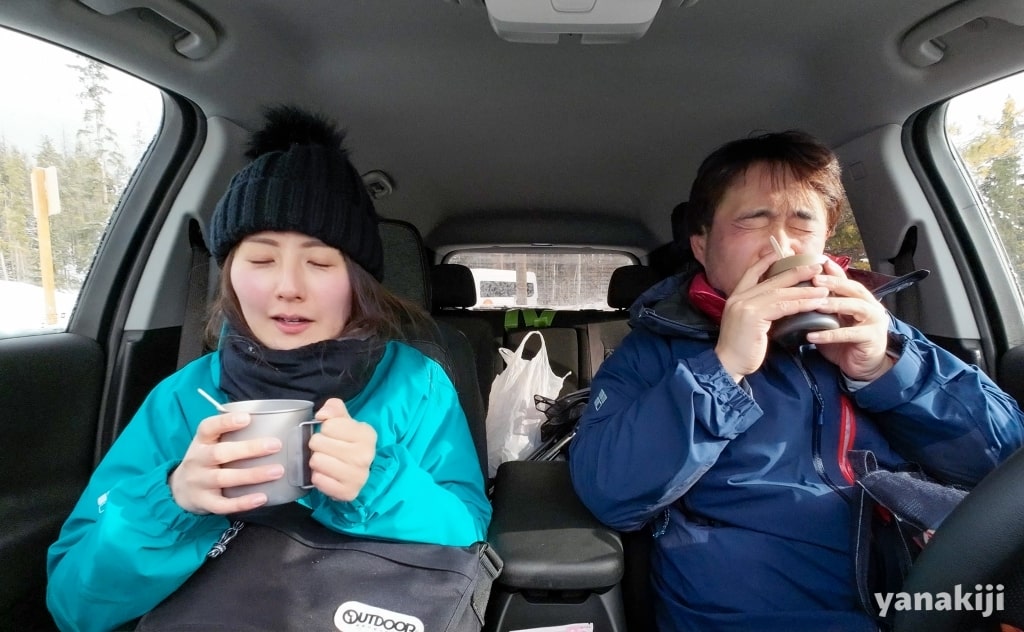 車内でココアを飲む様子