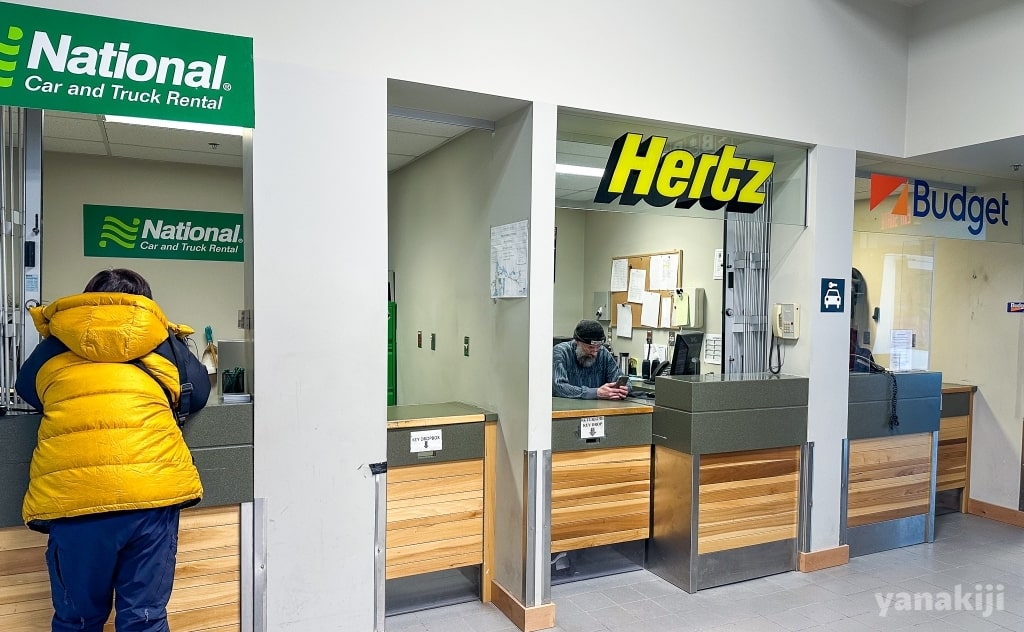 レンタカー会社で受付する様子