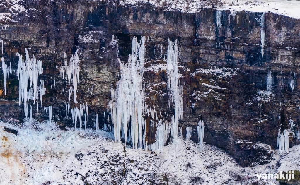 冬のナイアガラの滝で発生する氷柱