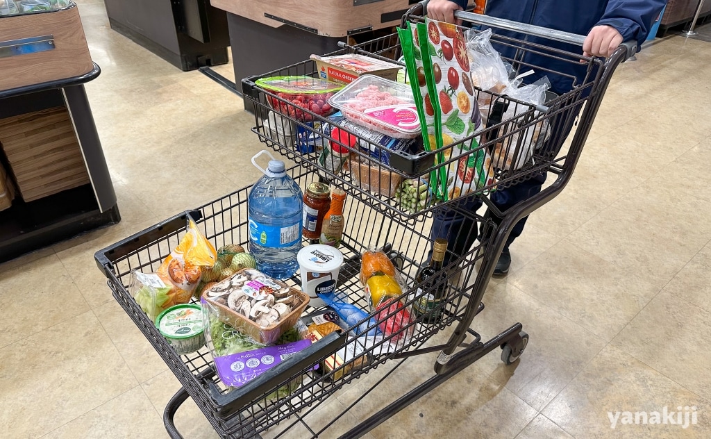 スーパーで買い出し