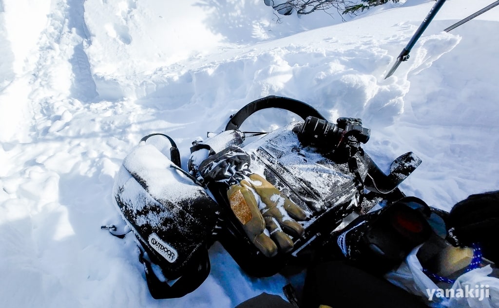 お昼ごはん_荷物に雪が降り積もる