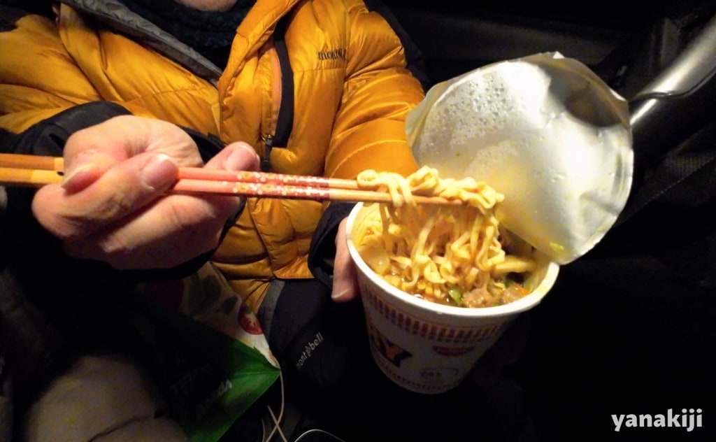 オーロラ待機中のカップラーメン