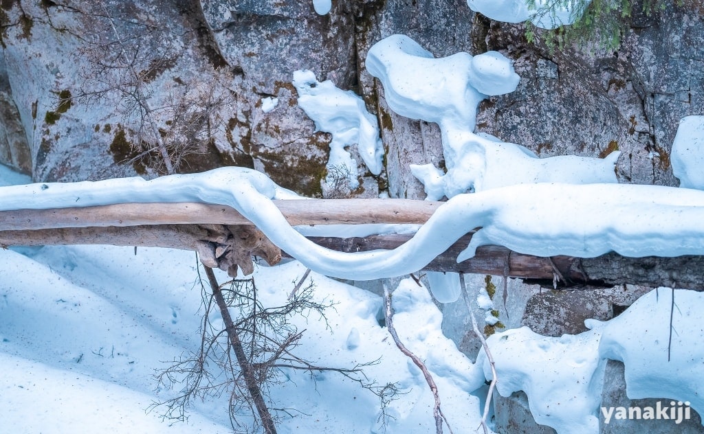 ジョンストン渓谷_垂れそうな雪