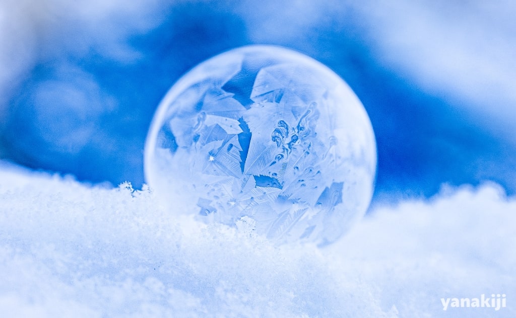 神秘的で美しい、凍りゆくシャボン玉の作り方！雪の結晶の撮影にもトライ