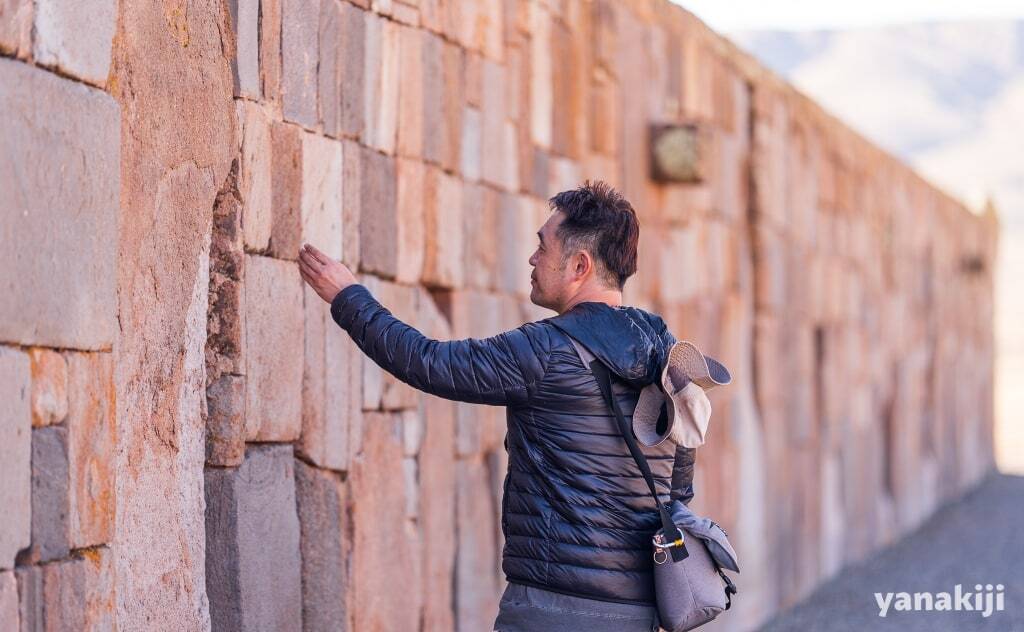 ティワナク遺跡_手を添えるきじー