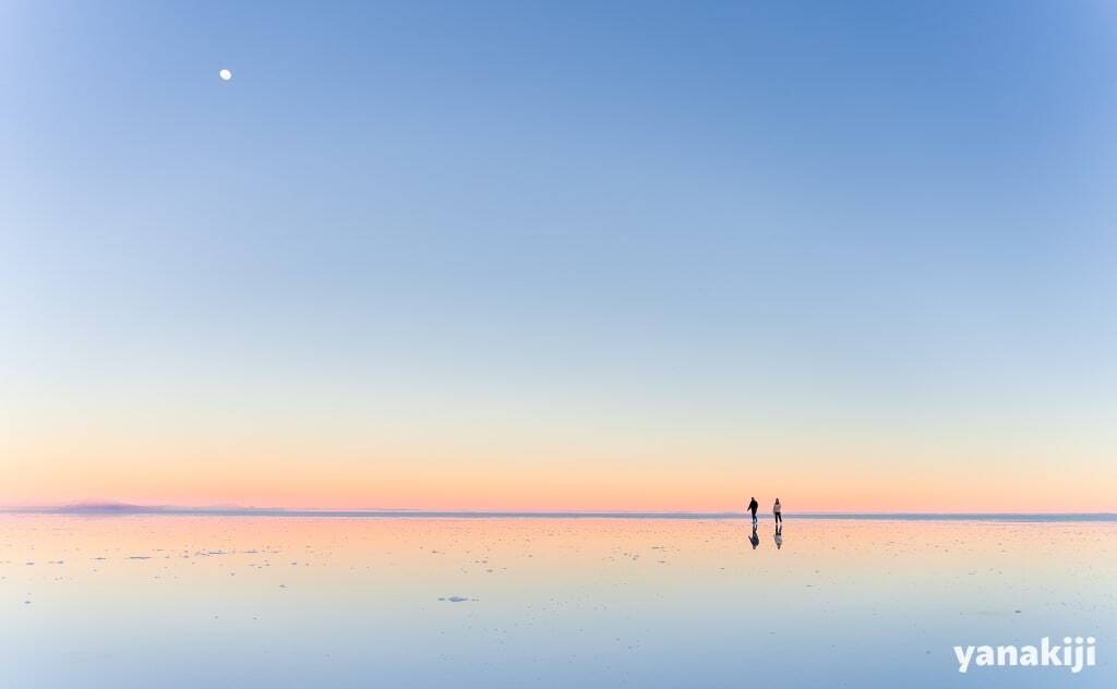 ウユニ塩湖サンライズ_ピンク色の空