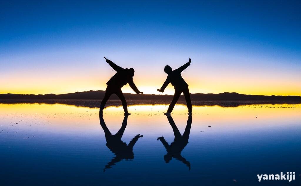 朝日を反射させた鏡張りの写真