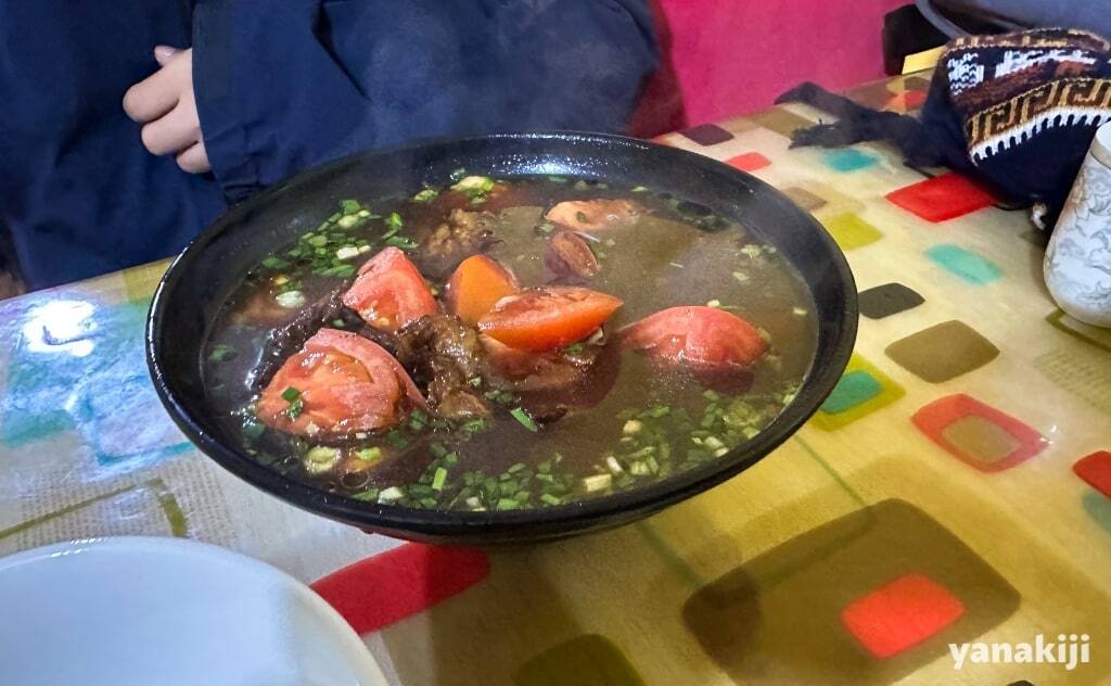 ウユニ市街の中華屋_牛肉とトマトの麺