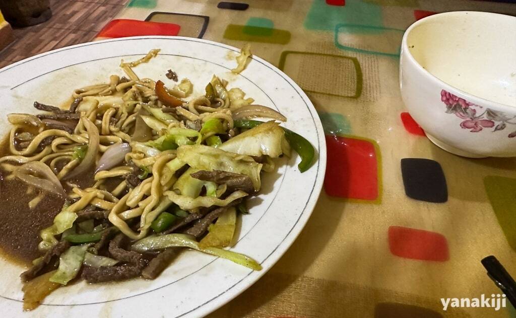 ウユニ市街の中華屋_牛肉焼きそば