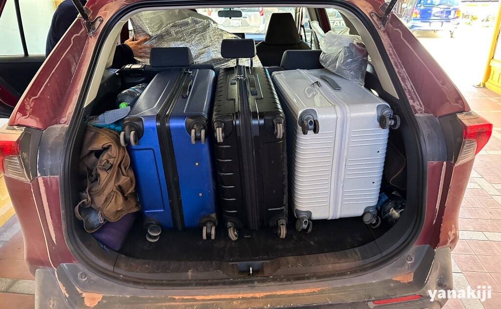 スクレ_宿をチェックアウトし、車に荷物を詰める