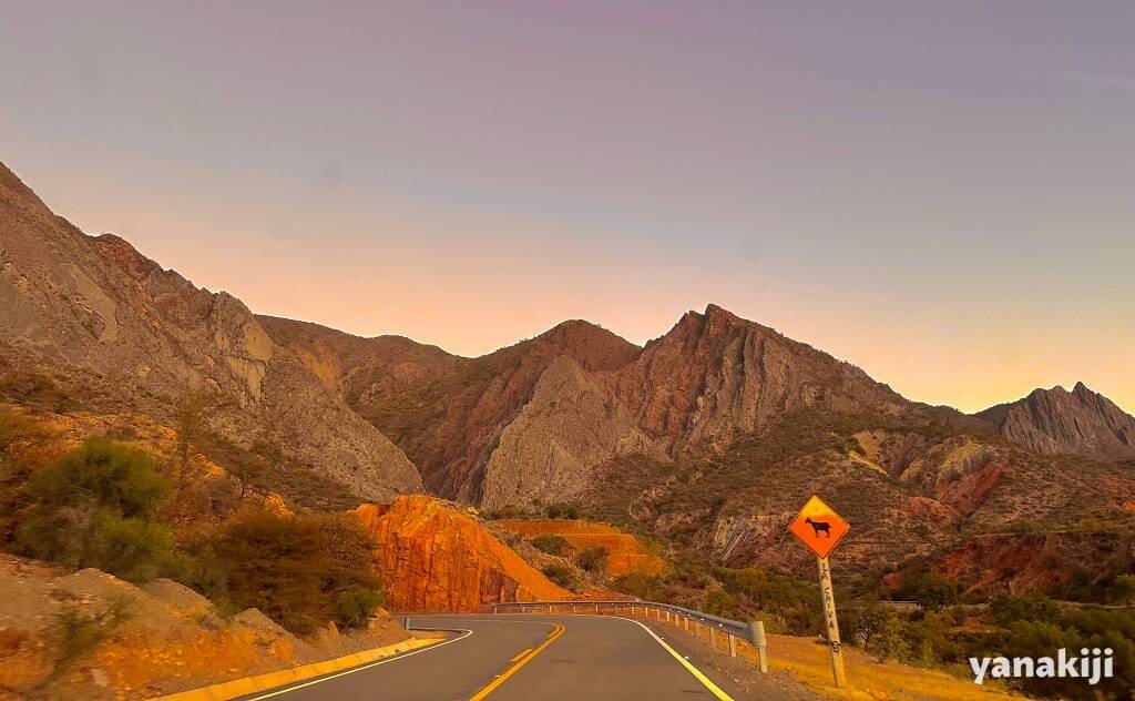 日の出_山が朝日に照らされる