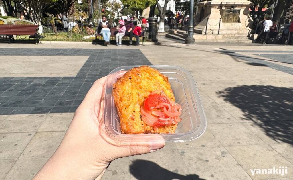 練り物の揚げ物みたいなのに玉ねぎマリネなどが乗っている