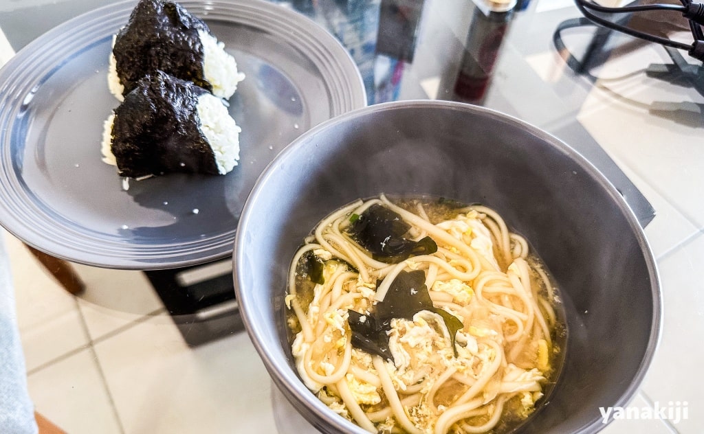 お昼ごはん_うどんとおにぎり