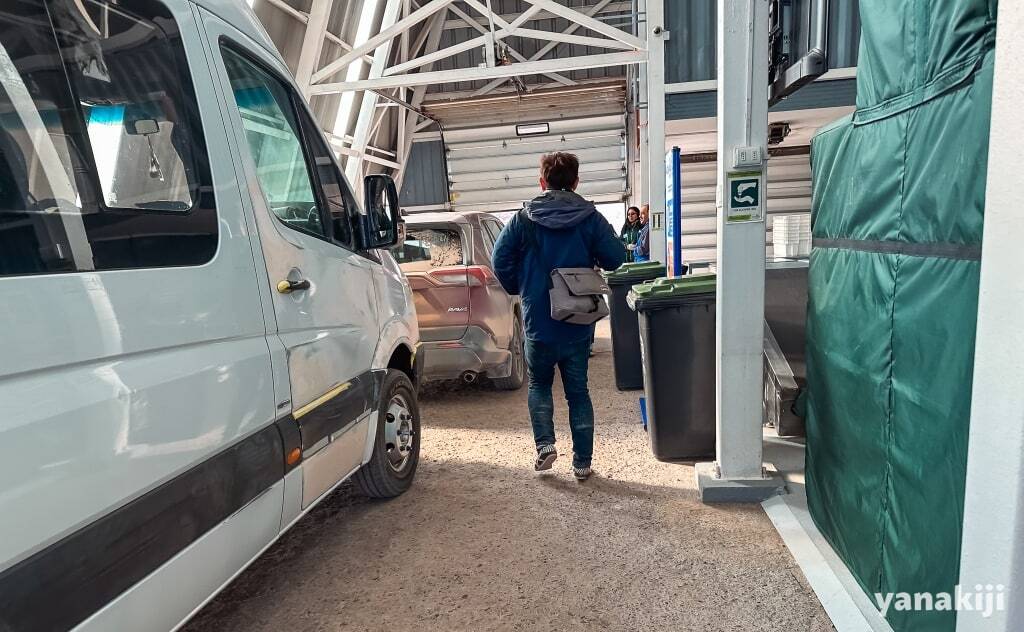チリイミグレ_入国スタンプをもらい車の検査へ