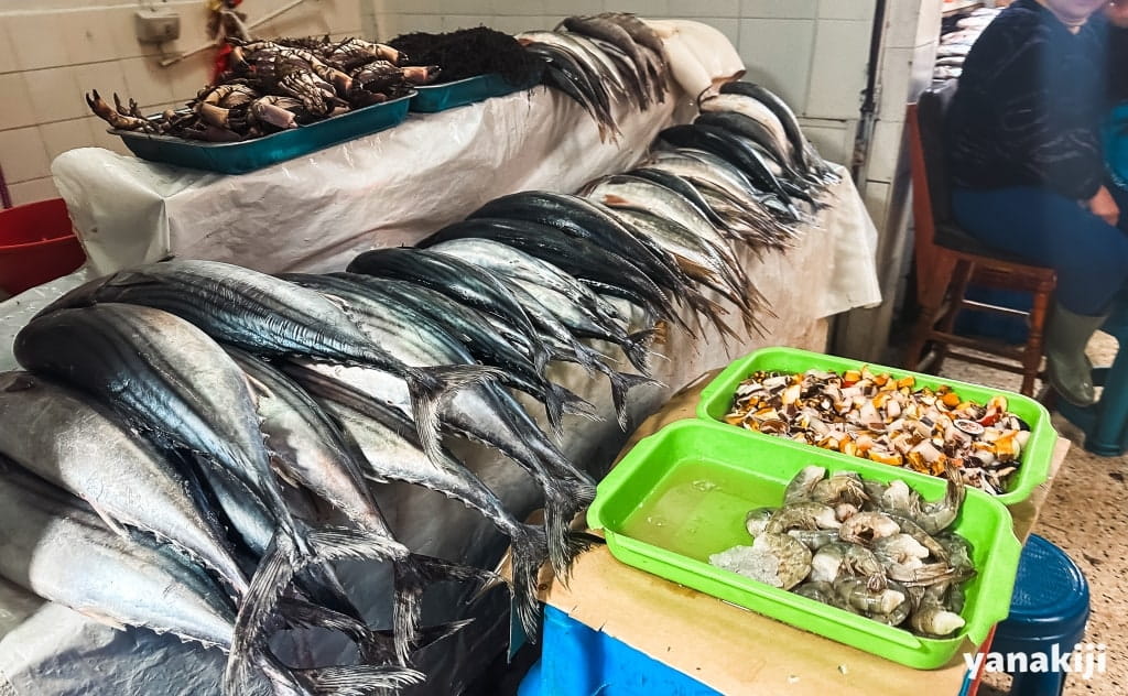 ワラスで買い物_屋内にあったお魚屋さん