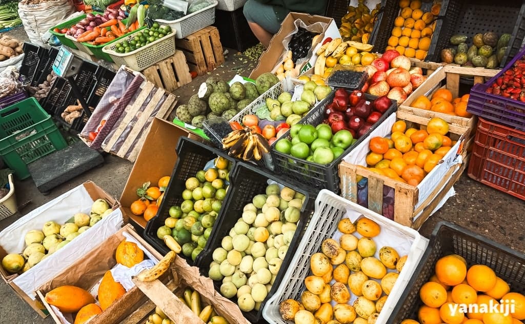 ワラスで買い物_道路で販売している果物