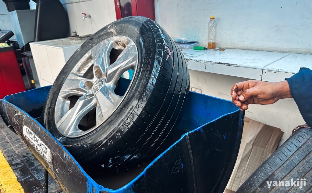 車メンテ_タイヤの傷を探す(気泡が出ているところに穴がある)
