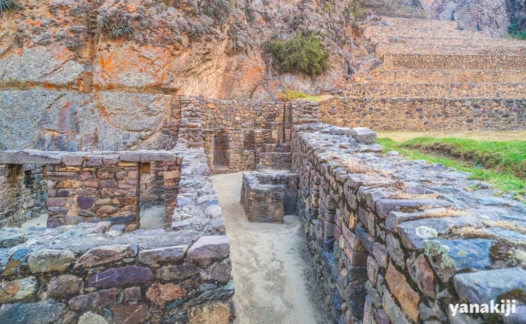 オリャンタイタンボ遺跡(正面ではなく右奥にある)_石壁