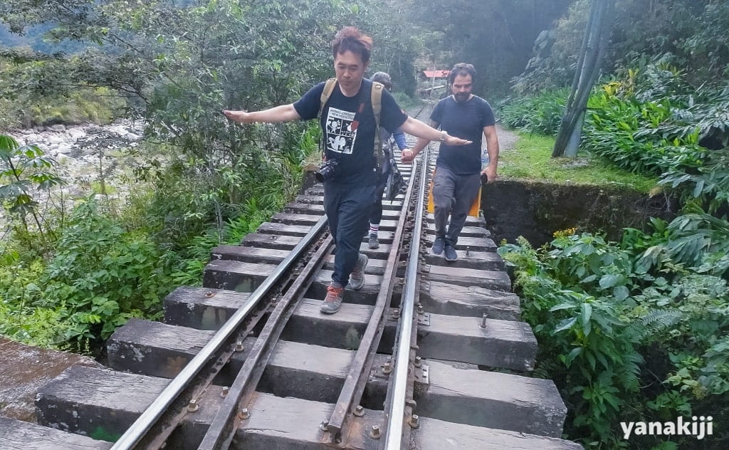 4人で線路の上を歩く