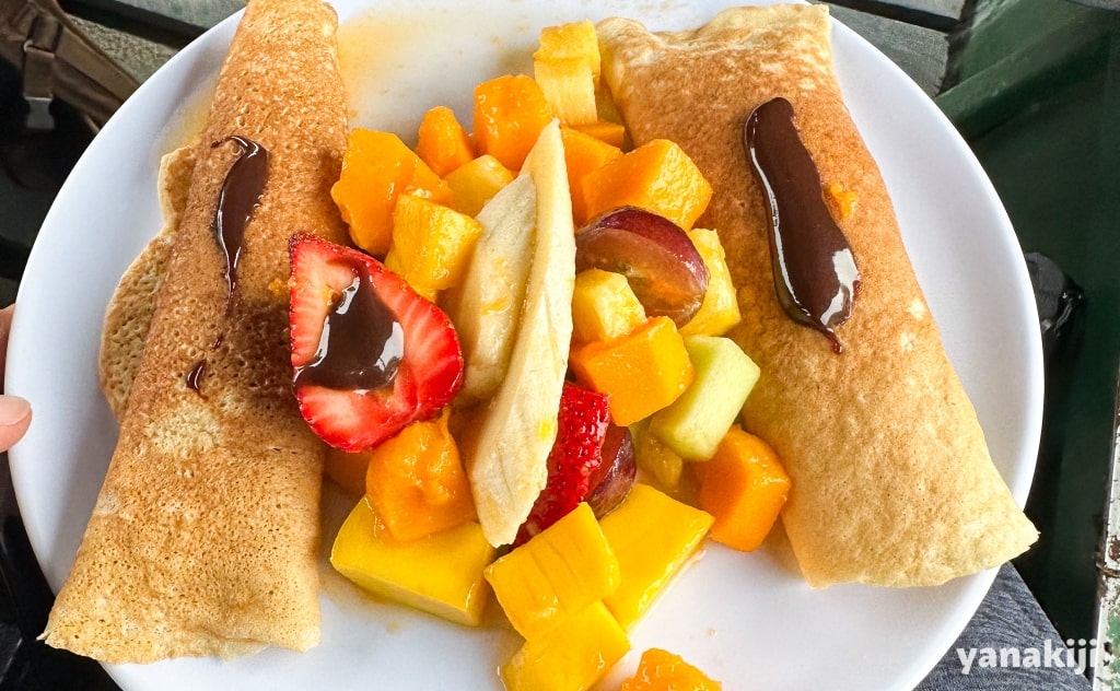朝ごはん_パンケーキとたっぷりフルーツ