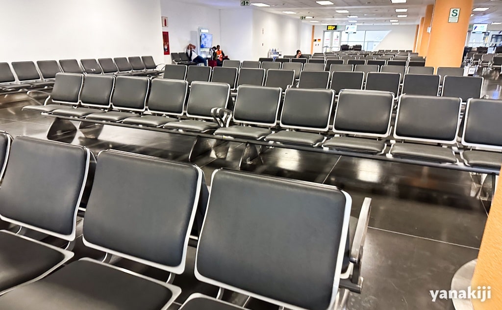 リマ空港_1階で爆睡