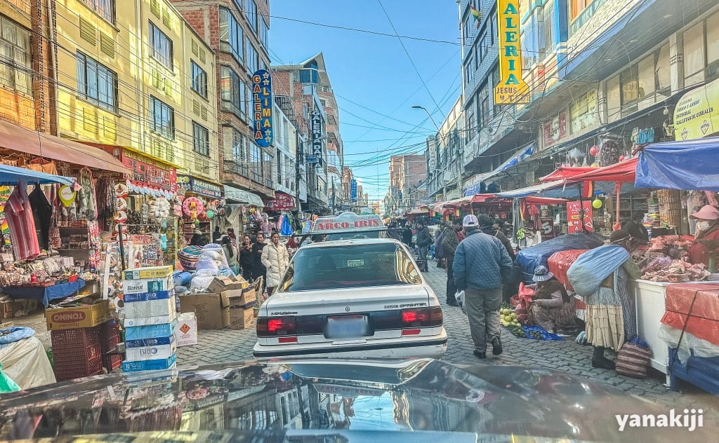 市場を車で