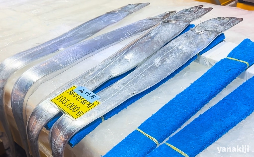 店頭に並ぶ太刀魚