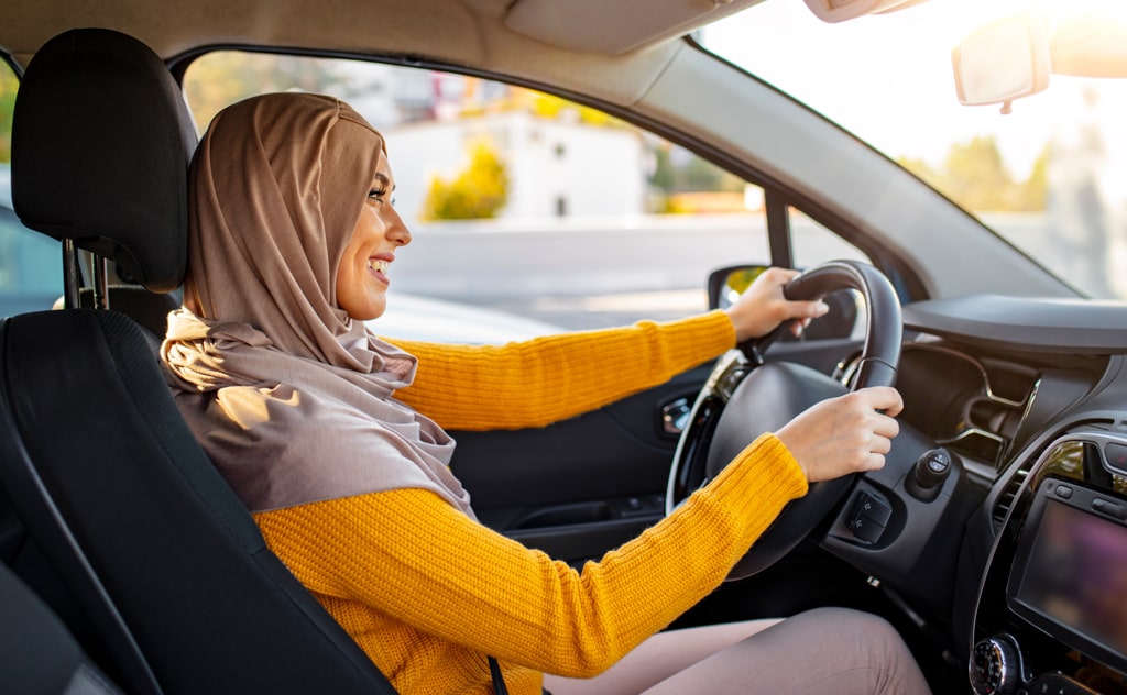運転するイスラム教徒の女性